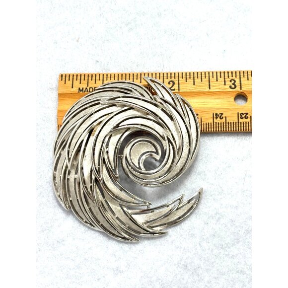 Trifari Vintage Swirl Brooch Pin 2 Inches Collectable - Picture 8 of 8